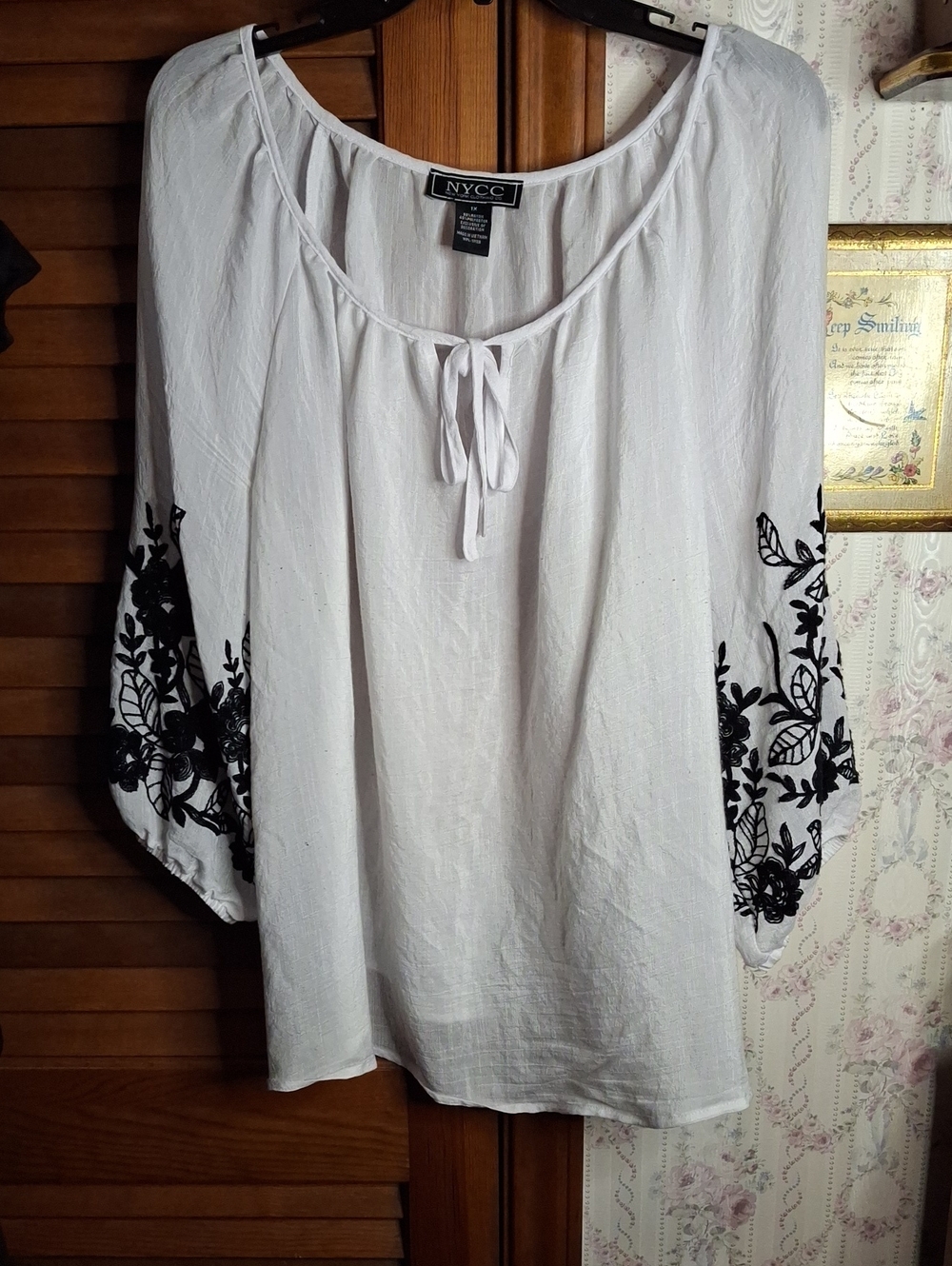 NYCC White Black Embroidary Gathered Wrist 1X Preloved